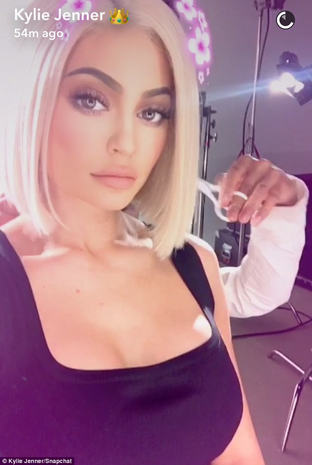 Để tóc mới, Kylie Jenner trông giống hệt... chị dâu lắm chiêu Blac Chyna - Ảnh 8.