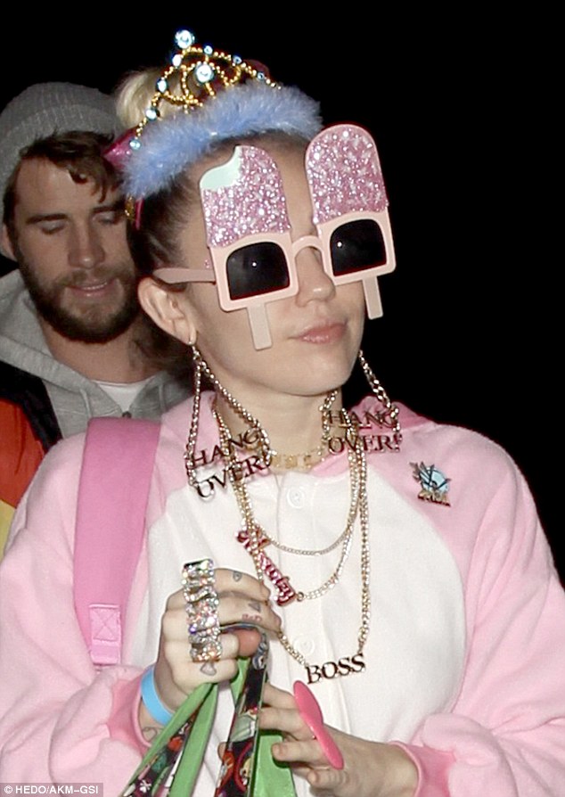 Kh&ocirc;ng diện đồ hiệu đắt tiền, Miley lại ăn mặc cute như em b&eacute; đi mừng sinh nhật Liam - Ảnh 2.