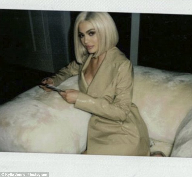 Để tóc mới, Kylie Jenner trông giống hệt... chị dâu lắm chiêu Blac Chyna - Ảnh 6.