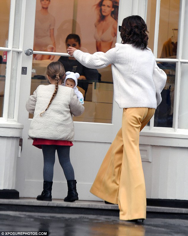 Harper Beckham thắt tóc bím đáng yêu, ôm búp bê đi mua sắm cùng mẹ - Ảnh 6.