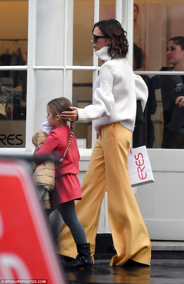 Harper Beckham thắt tóc bím đáng yêu, ôm búp bê đi mua sắm cùng mẹ - Ảnh 5.