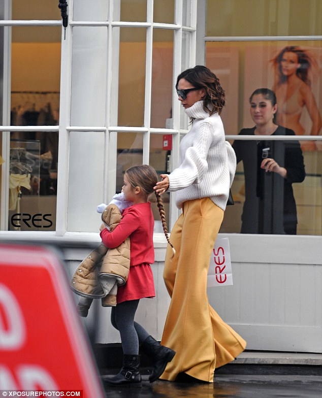 Harper Beckham thắt tóc bím đáng yêu, ôm búp bê đi mua sắm cùng mẹ - Ảnh 4.