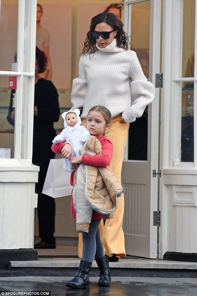 Harper Beckham thắt tóc bím đáng yêu, ôm búp bê đi mua sắm cùng mẹ - Ảnh 1.