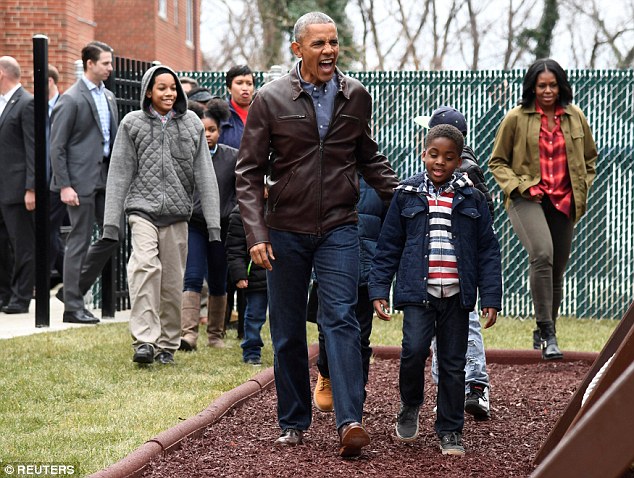 Gửi quà cho cậu út nhà Donald Trump bị từ chối, Tổng thống Obama dành tặng lại cho những người vô gia cư - Ảnh 6.