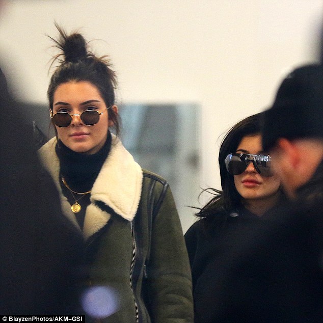 Kendall Jenner xinh như thiên thần đi mua sắm cùng bạn trai tin đồn - Ảnh 8.