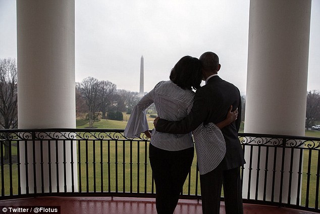 Khoảnh khắc cuối cùng vợ chồng Tổng thống Obama ôm nhau, ngắm nhìn thành phố từ ban công Nhà Trắng - Ảnh 1.