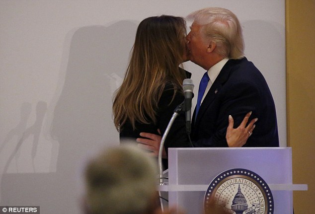 B&agrave; Melania Trump trao cho chồng nụ h&ocirc;n thắm thiết sau b&agrave;i ph&aacute;t biểu tại Washington - Ảnh 1.