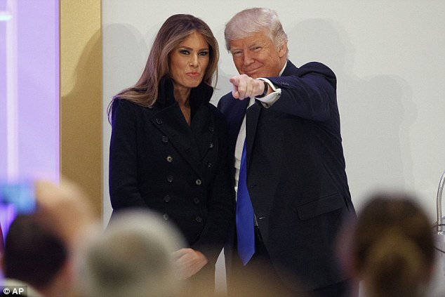 Bà Melania Trump trao cho chồng nụ hôn thắm thiết sau bài phát biểu tại Washington - Ảnh 2.