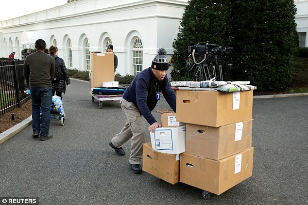 Hàng trăm nhân viên chỉ có 5 tiếng để chuyển đồ cho ông Donald Trump vào Nhà Trắng - Ảnh 2.
