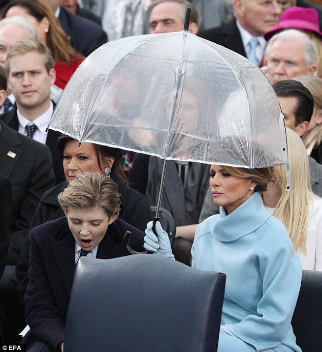 Cựu Tổng thống George W. Bush nghịch ngợm với mảnh áo mưa ngay trên hàng ghế VIP trong buổi lễ nhậm chức - Ảnh 7.