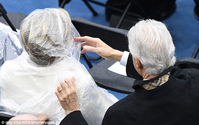 Cựu Tổng thống George W. Bush nghịch ngợm với mảnh áo mưa ngay trên hàng ghế VIP trong buổi lễ nhậm chức - Ảnh 6.