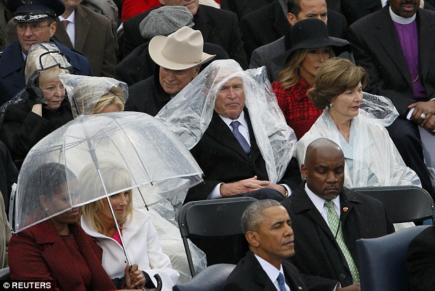 Cựu Tổng thống George W. Bush nghịch ngợm với mảnh áo mưa ngay trên hàng ghế VIP trong buổi lễ nhậm chức - Ảnh 1.