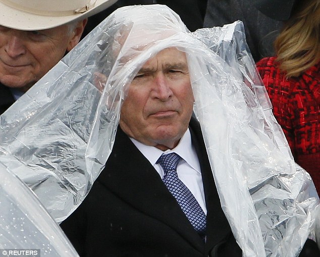Cựu Tổng thống George W. Bush nghịch ngợm với mảnh áo mưa ngay trên hàng ghế VIP trong buổi lễ nhậm chức - Ảnh 5.