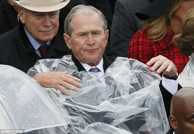 Cựu Tổng thống George W. Bush nghịch ngợm với mảnh áo mưa ngay trên hàng ghế VIP trong buổi lễ nhậm chức - Ảnh 4.