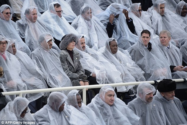 Cựu Tổng thống George W. Bush nghịch ngợm với mảnh áo mưa ngay trên hàng ghế VIP trong buổi lễ nhậm chức - Ảnh 8.