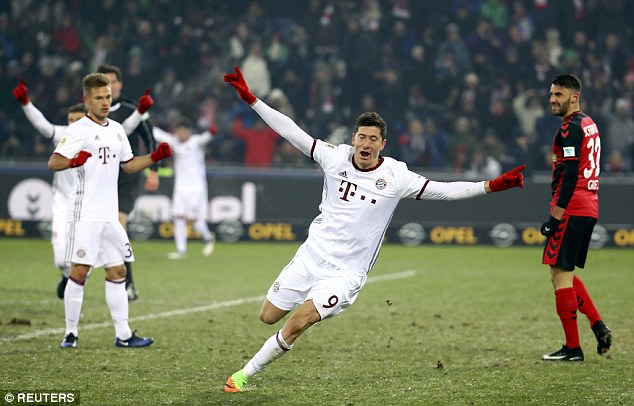 Lewandowski đi vào lịch sử trong chiến thắng nhọc nhằn của Bayern Munich - Ảnh 4.