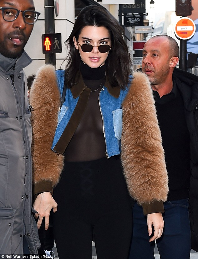Kendall Jenner v&agrave; Bella Hadid thả r&ocirc;ng t&aacute;o bạo đến nhức mắt giữa trời lạnh 6 độ C - Ảnh 5.