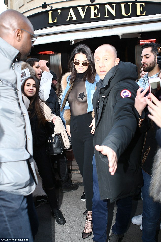Kendall Jenner v&agrave; Bella Hadid thả r&ocirc;ng t&aacute;o bạo đến nhức mắt giữa trời lạnh 6 độ C - Ảnh 6.