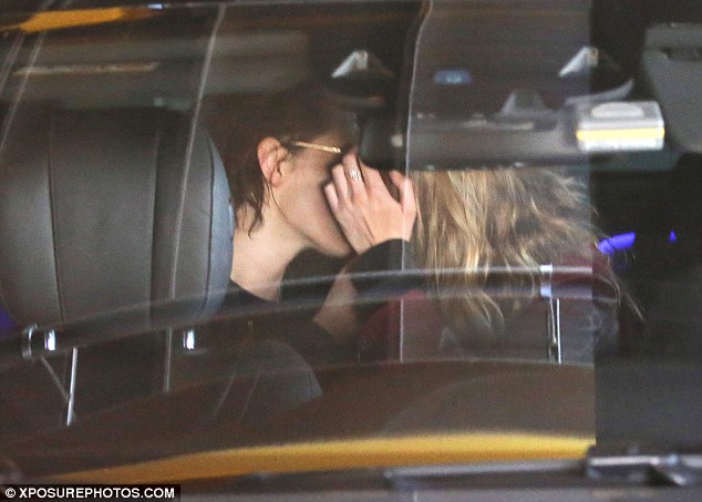 Kristen Stewart khỏa thân hôn phụ nữ và thừa nhận là người đồng tính - Ảnh 11.