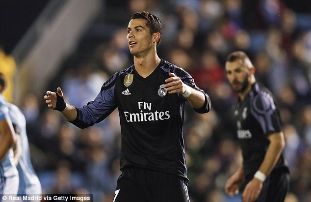 Ronaldo tươi cười tự sướng b&ecirc;n cậu con trai - Ảnh 2.