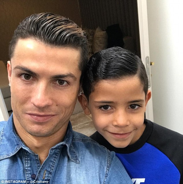 Ronaldo tươi cười tự sướng b&ecirc;n cậu con trai - Ảnh 1.