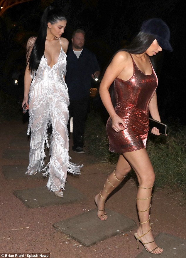 Kylie Jenner bị nghi bơm ngực v&igrave; thả r&ocirc;ng m&agrave; v&ograve;ng 1 vẫn căng đầy - Ảnh 3.