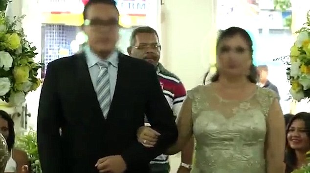 Khoảnh khắc sát thủ đi ngay sau cô dâu chú rể chỉ ít giây trước khi nổ súng trong đám cưới - Ảnh 2.