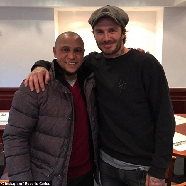 Giữa scandal l&agrave;m từ thiện giả tạo, Beckham tươi cười b&ecirc;n người anh em Roberto Carlos - Ảnh 1.