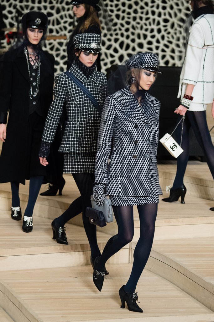 Chanel Metier dArt Show 2018: Tráng lệ nhưng tràn ngập tinh thần trẻ trung, mũ thủy thủ chưa bao giờ sang chảnh đến thế - Ảnh 13. Chanel Metier dArt Show 2018: Tráng lệ nhưng tràn ngập tinh thần trẻ trung, mũ thủy thủ chưa bao giờ sang chảnh đến thế - Ảnh 13.