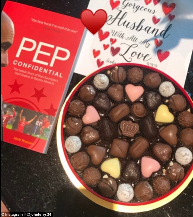 Những nụ h&ocirc;n ch&aacute;y bỏng của sao Ngoại hạng Anh trong ng&agrave;y Valentine - Ảnh 8.