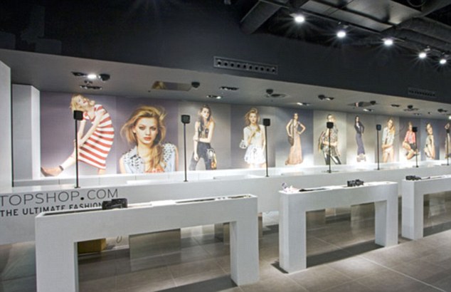 Bé trai 10 tuổi bị thanh chắn quầy hàng tại Topshop đè lên người dẫn đến tử vong - Ảnh 2.