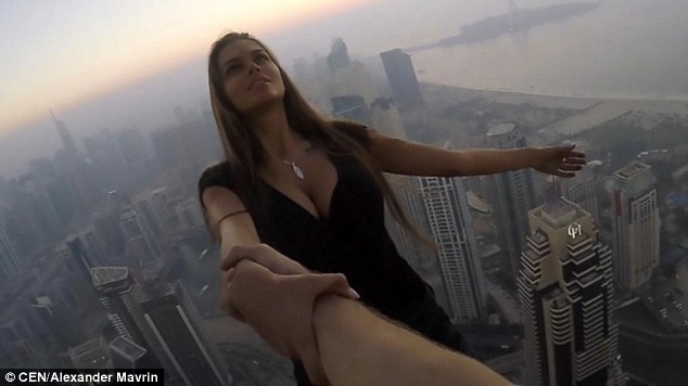 Tin tưởng 100% vào bạn trai, người mẫu Nga liều mình đánh đu trên mép tòa nhà chọc trời ở Dubai - Ảnh 2.