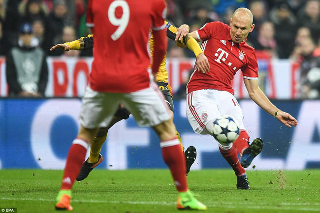 Những đường cong tuyệt mỹ mang thương hiệu Arjen Robben - Ảnh 1.