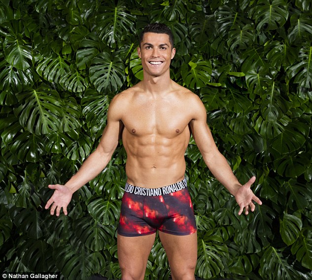 Ronaldo cười rạng rỡ, khoe thân hình lực lưỡng quảng bá đồ lót CR7 - Ảnh 1.