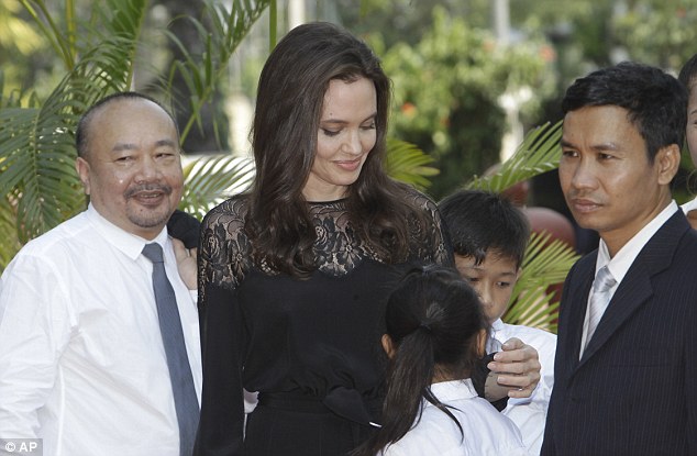 Angelina Jolie xuất hiện xinh đẹp cùng Pax Thiên sau tin đồn hẹn hò tình mới - Ảnh 8.