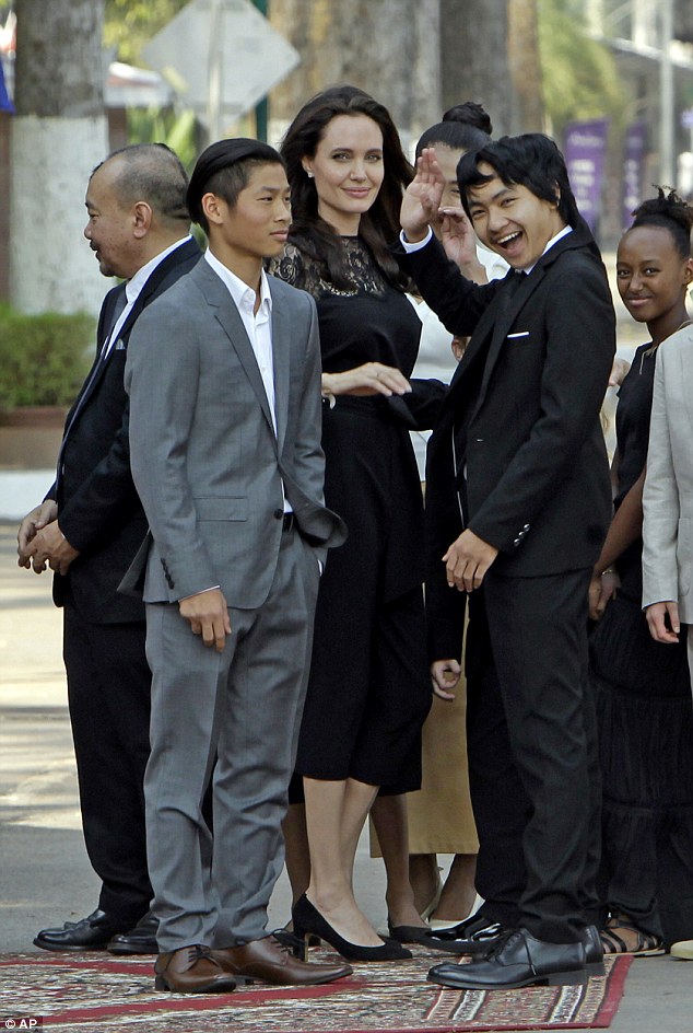 Angelina Jolie xuất hiện xinh đẹp cùng Pax Thiên sau tin đồn hẹn hò tình mới - Ảnh 3.