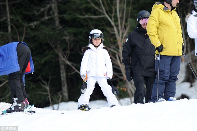 Harper Beckham đáng yêu như thỏ trắng chơi trượt tuyết, Brooklyn bị gãy xương đòn - Ảnh 3.