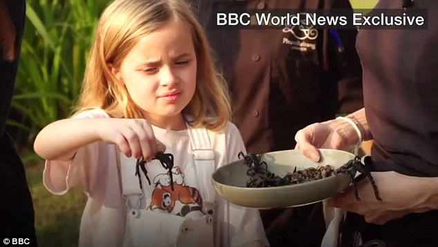 Angelina Jolie dạy các con ăn cả... nhện và bọ cạp ở Campuchia - Ảnh 2.