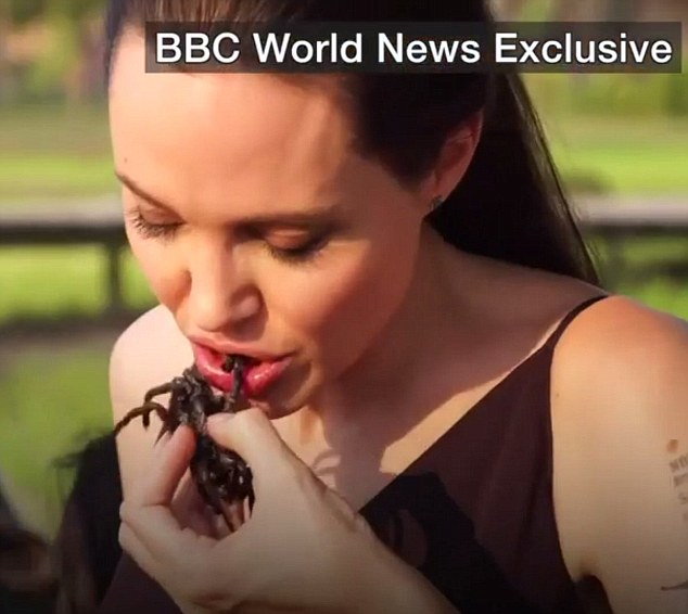 Angelina Jolie dạy các con ăn cả... nhện và bọ cạp ở Campuchia - Ảnh 3.