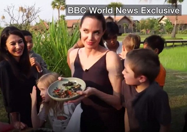 Angelina Jolie dạy các con ăn cả... nhện và bọ cạp ở Campuchia - Ảnh 4.