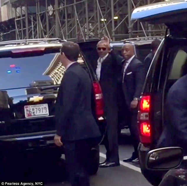 Ông Obama tình cảm, cùng con gái lớn đi xem vở diễn của nhà viết kịch vĩ đại người Mỹ - Ảnh 3.