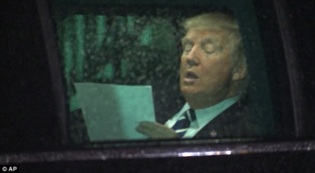 Tổng thống Donald Trump chăm chú luyện tập bài phát biểu trong xe ô tô - Ảnh 2.