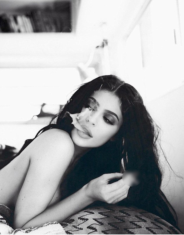 Chụp ảnh bán nude, Kylie Jenner đẹp ma mị, quyến rũ mà chẳng hề phản cảm - Ảnh 1.