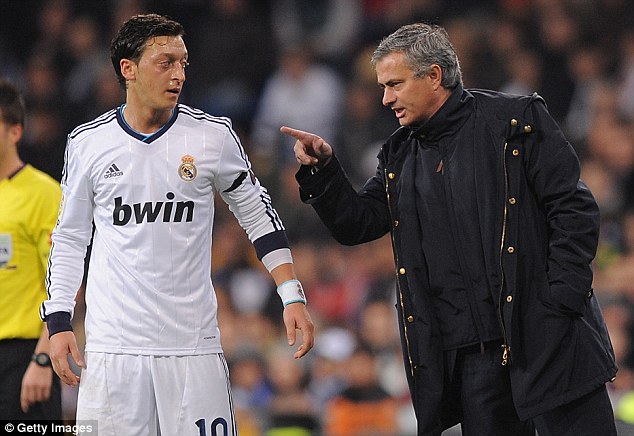 Mourinho hét vào mặt Ozil: Đồ hèn nhát - Ảnh 1.