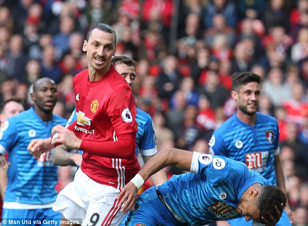 Ibrahimovic phát biểu cực bá đạo: Cậu ta tự lao vào cùi chỏ tôi - Ảnh 3.