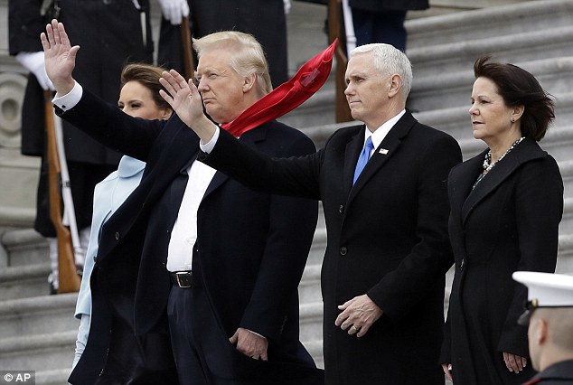 Cà vạt của Tổng thống Donald Trump luôn được cố định gọn gàng và đây là lý do tại sao - Ảnh 2.