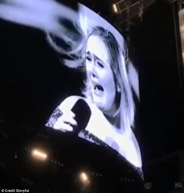 Siêu cấp đáng yêu: Adele bù lu bù loa trên sân khấu vì bị muỗi cắn - Ảnh 2.