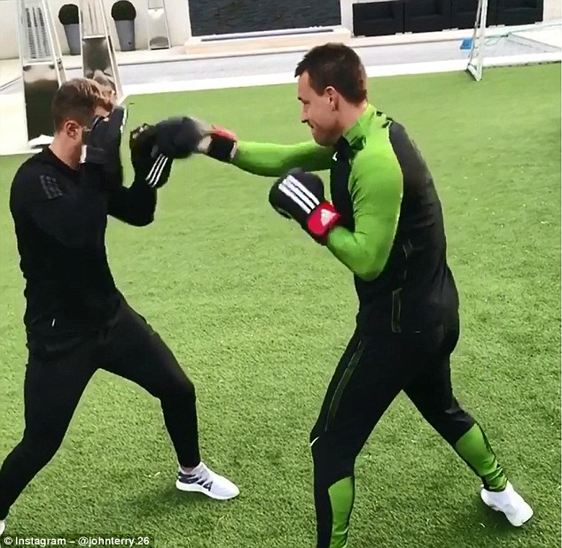 Người thừa John Terry hăng say luyện boxing - Ảnh 1.