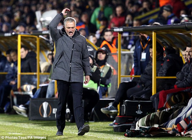 Mourinho đổ lỗi cho mặt sân sau trận hòa Rostov - Ảnh 1.