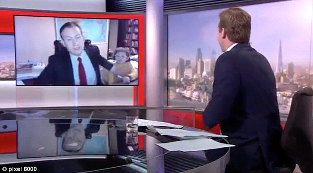 Bố phỏng vấn với BBC, 2 chị em lẻn v&agrave;o ph&ograve;ng nhảy m&uacute;a v&agrave; l&yacute; do đ&aacute;ng y&ecirc;u ph&iacute;a sau - Ảnh 2.